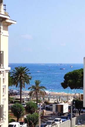 AZURIE - Juan les Pins newly renovated apartment partial sea view